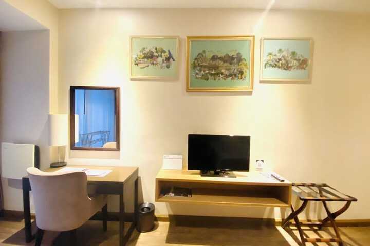 Room 10 of 40