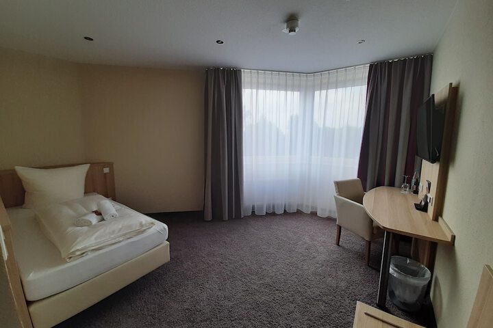 Room 2 of 39