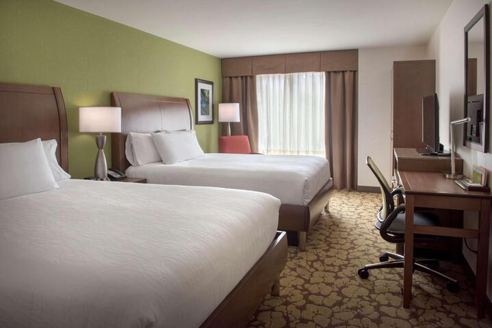 2 Queen Beds (5 of 7)