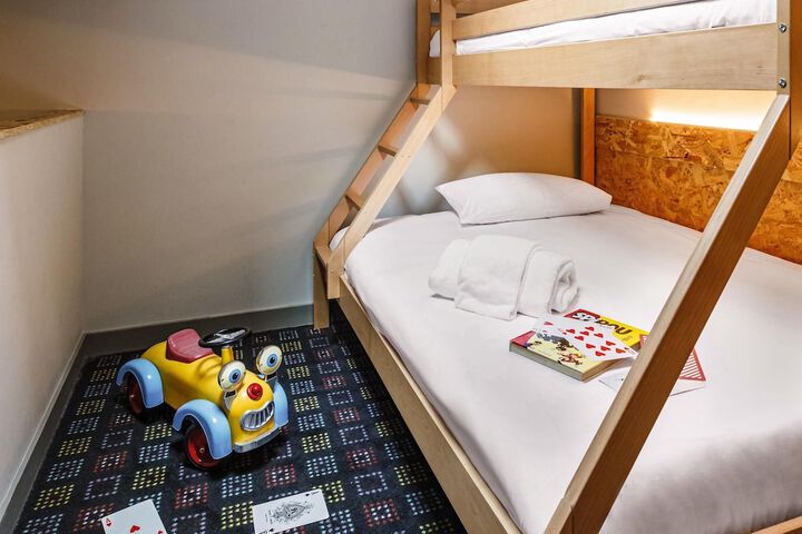 Room 18 of 127