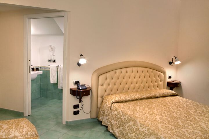Room 4 of 72