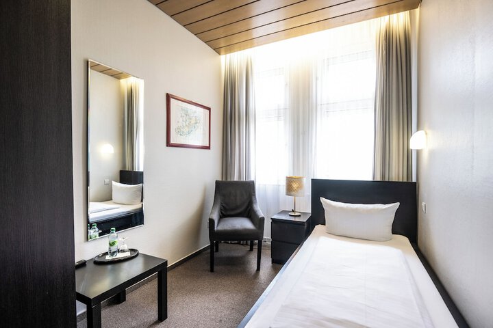 Room 35 of 103