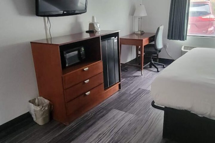 Room 6 of 16