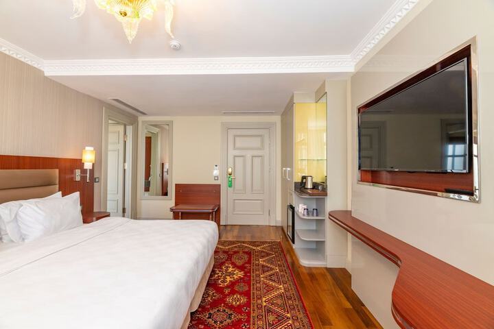 Room 19 of 102