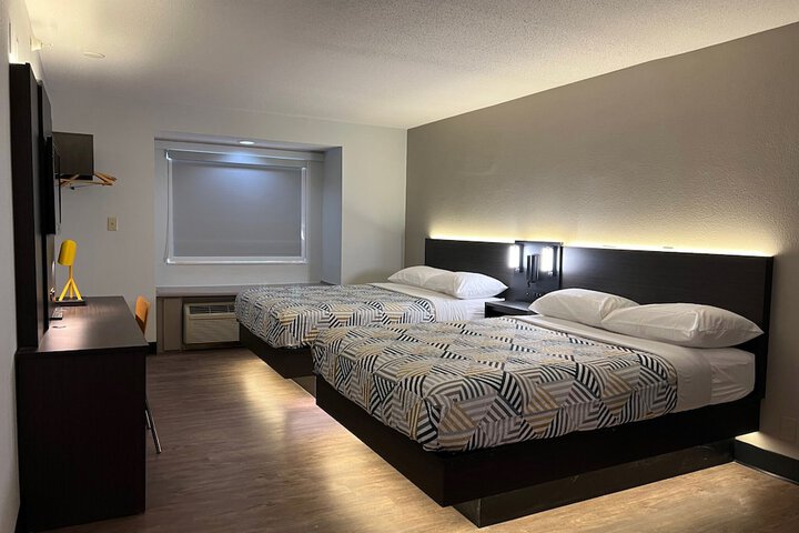1 Queen Bed (1 of 16)