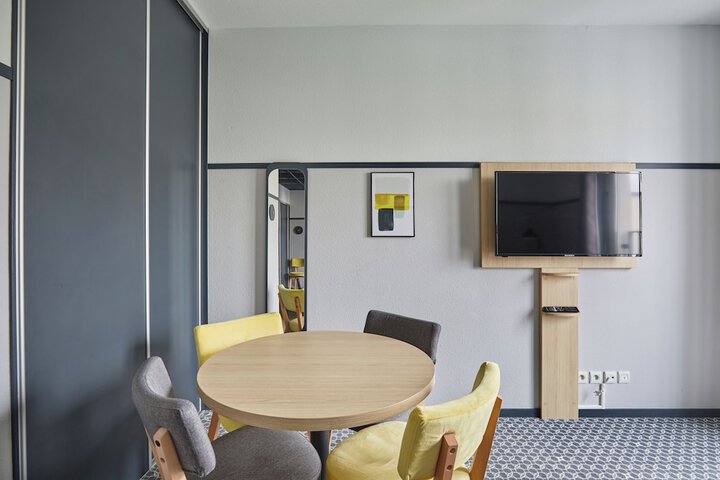 Room 33 of 65