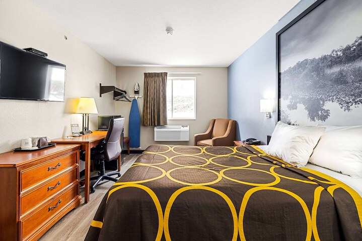 1 Queen Bed (7 of 24)