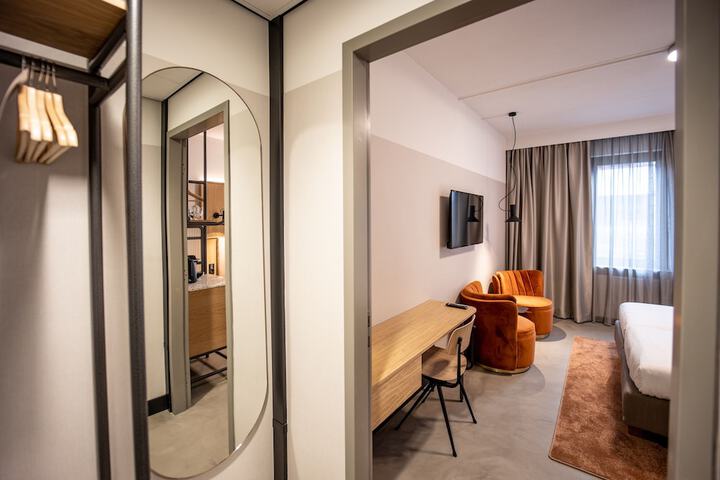 Room 10 of 32