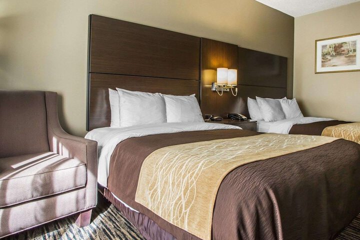 2 Queen Beds (1 of 8)