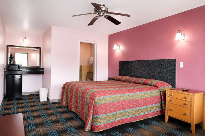 Room 4 of 10