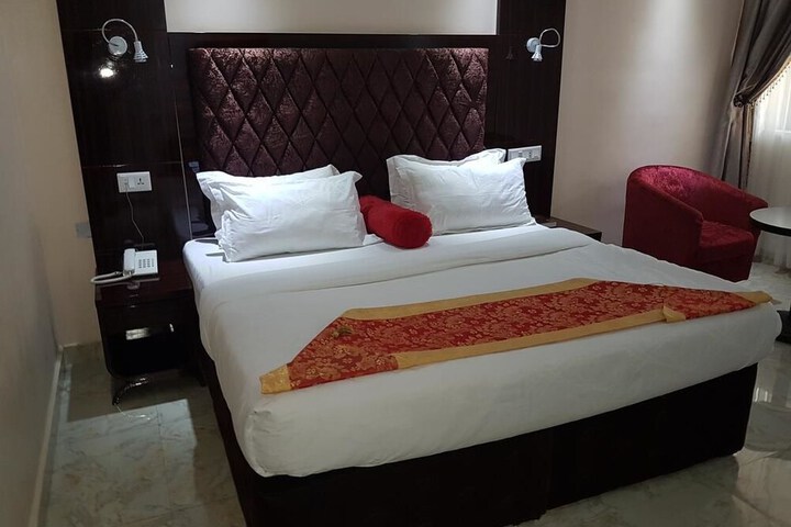 Room 10 of 99