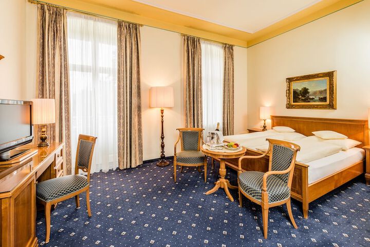 Room 4 of 103