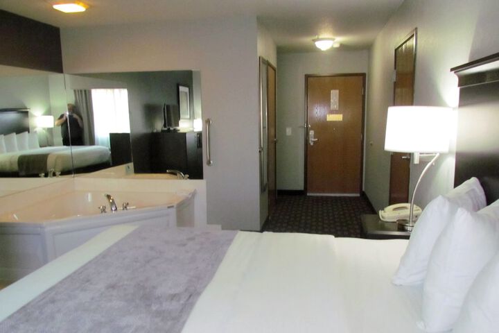 Basic King Bed (22 of 32)