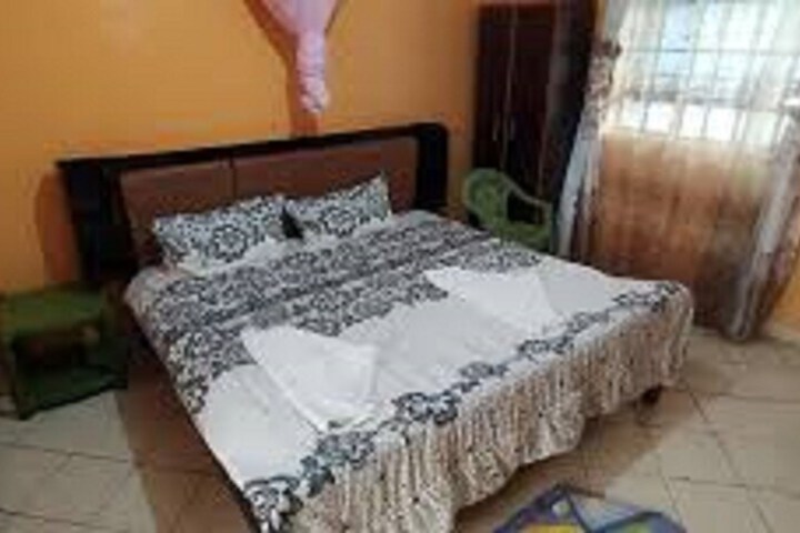 Room 4 of 12