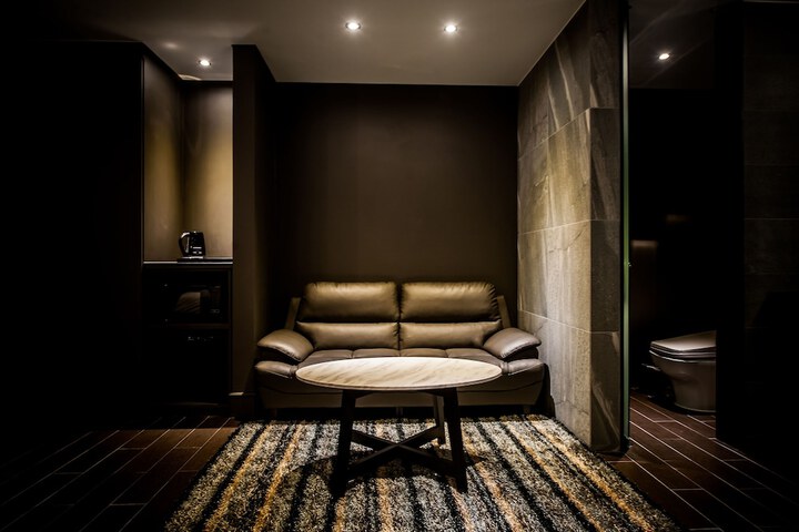 Room 10 of 32