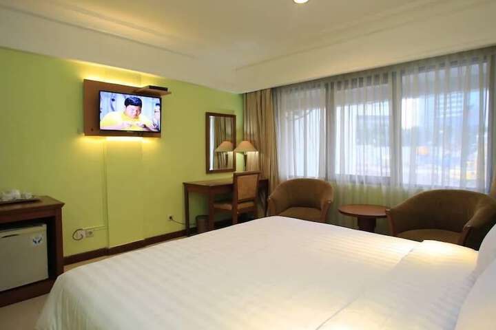 Room 4 of 8
