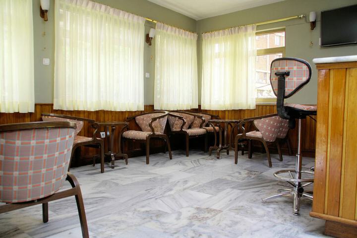 Lounge 33 of 40