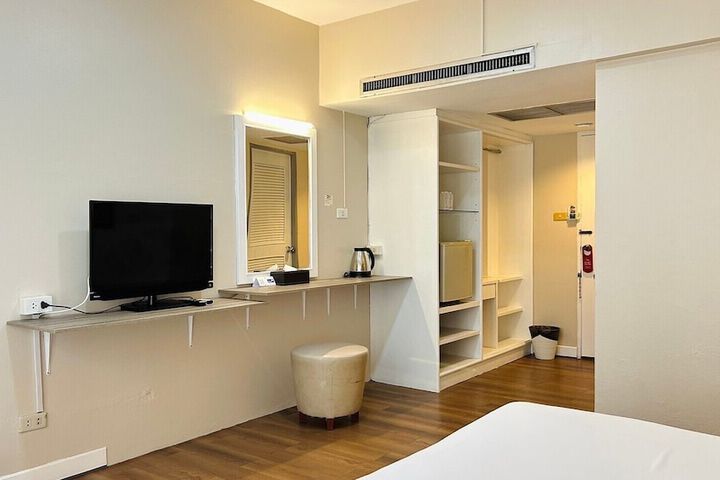 Room 10 of 28