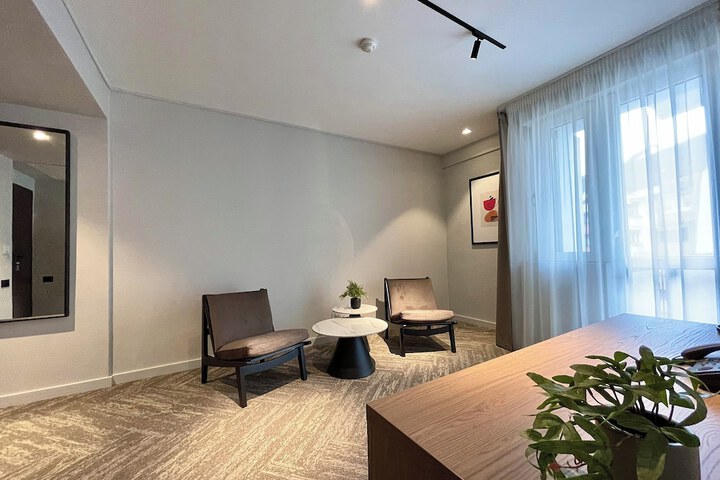 Room 33 of 93