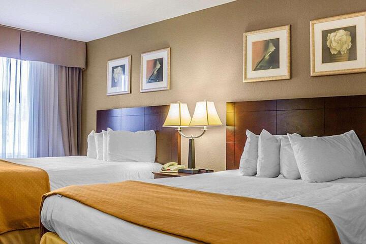1 King Bed (2 of 8)