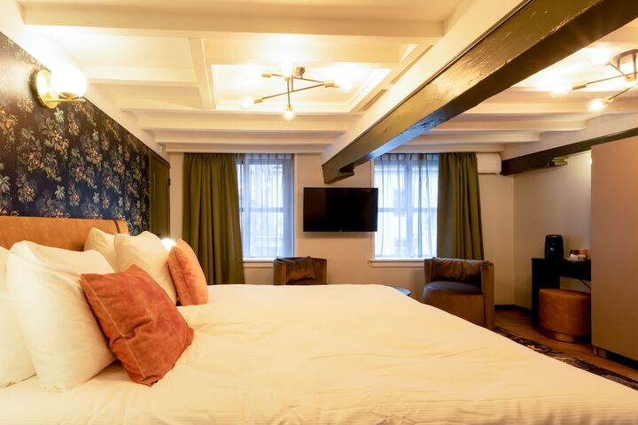 Room 18 of 97