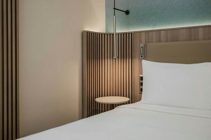 Room 43 of 102