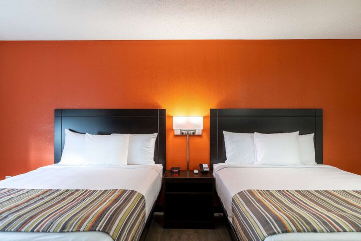 1 Queen Bed (28 of 34)