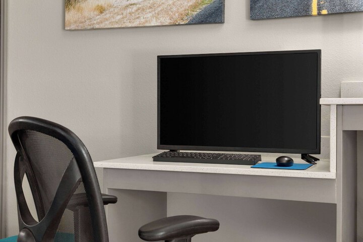 Business Center 32 of 34