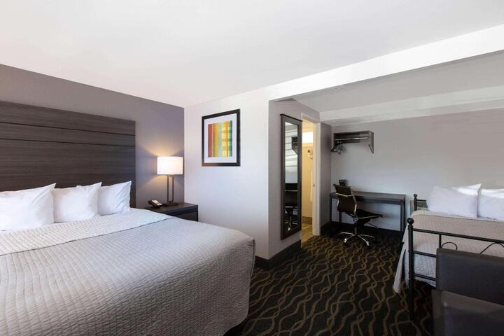 1 Queen Bed (8 of 10)