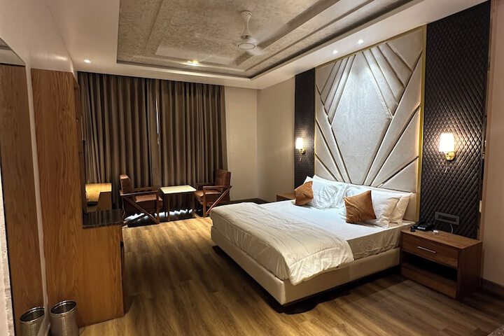 Room 5 of 18