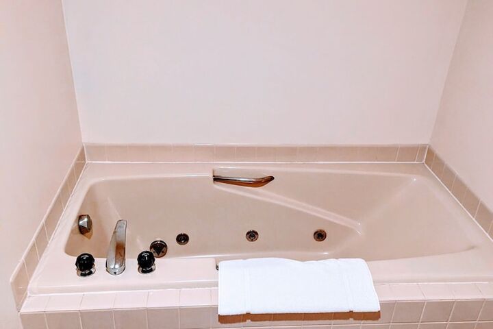 1 King Bed Suite (6 of 10)
