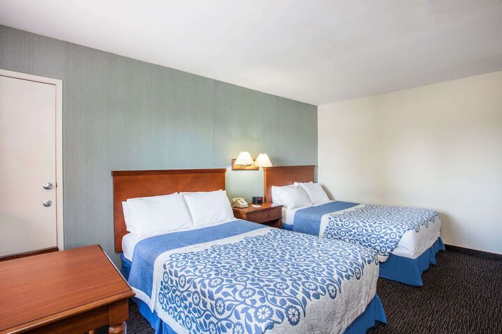 2 Queen Beds (1 of 9)