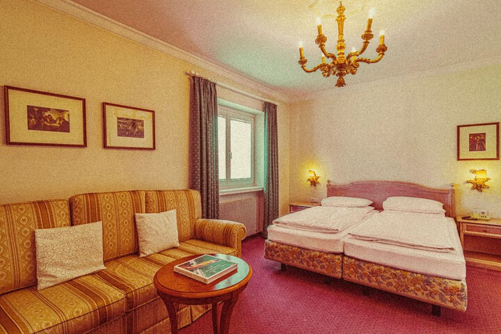 Room 13 of 40