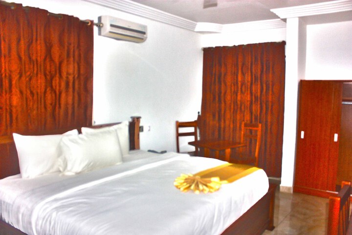 Room 6 of 24
