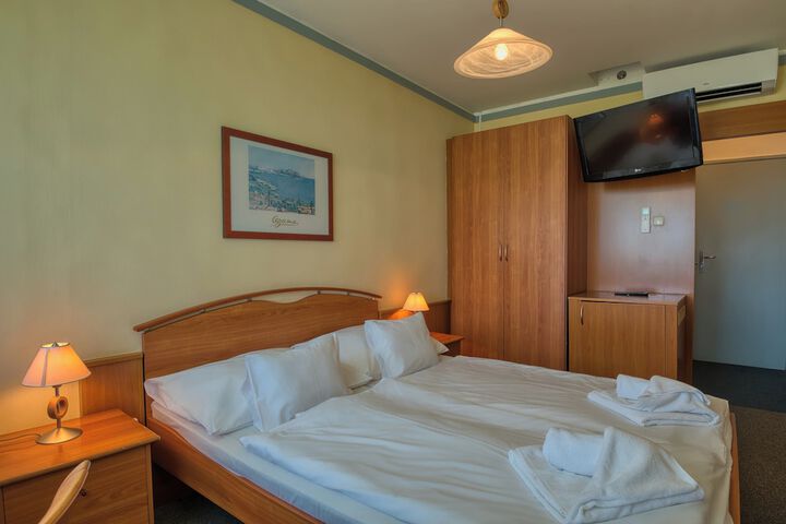 Room 16 of 65