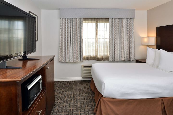 1 King Bed Microwave and Refrigerator WiFi Full Breakfast (1 of 17)