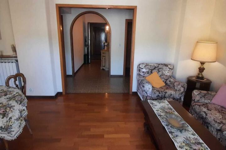Room 6 of 12