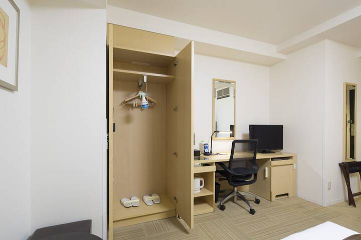 Room 16 of 32