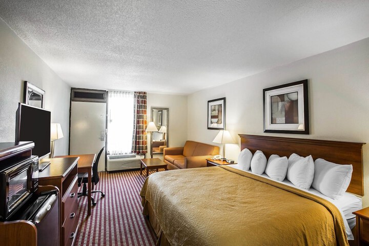 1 King Bed (4 of 11)
