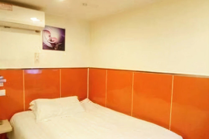 Room 5 of 11
