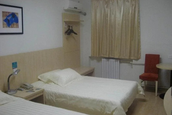 Room 5 of 10