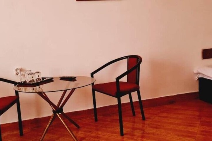 Room 5 of 8