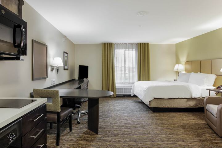 1 Queen Studio Suite with Kitchen (14 of 19)