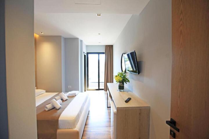 Room 4 of 143