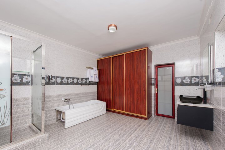 Room 13 of 21