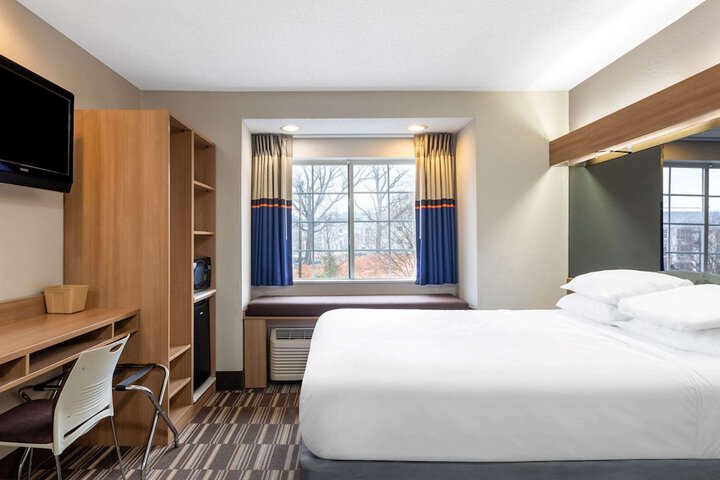 1 Queen Bed Accessible Room (2 of 25)