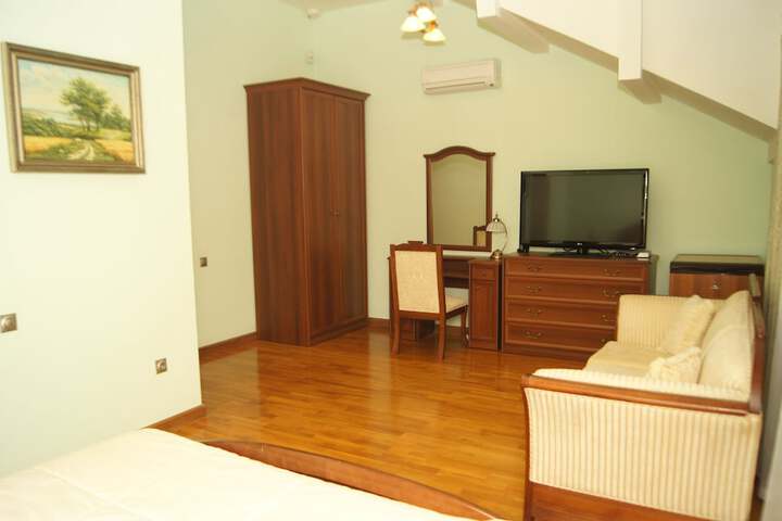 Room 4 of 23