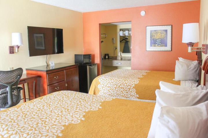1 King Bed (4 of 6)