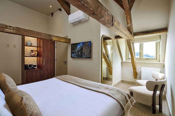 Room 8 of 34