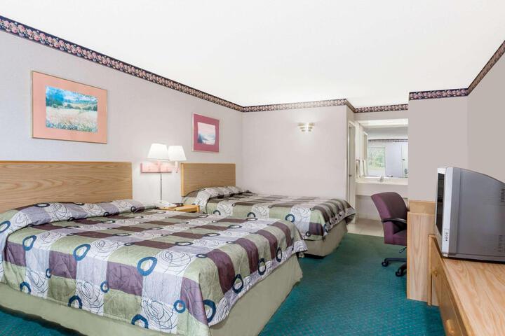 2 Queen Beds (1 of 3)
